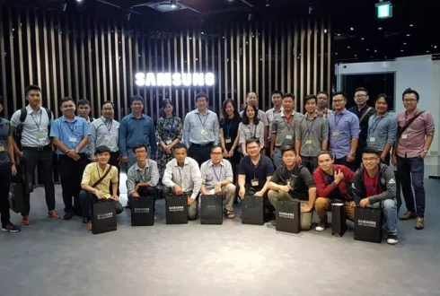 Nhà Vui tham quan học tập tại nhà máy Samsung